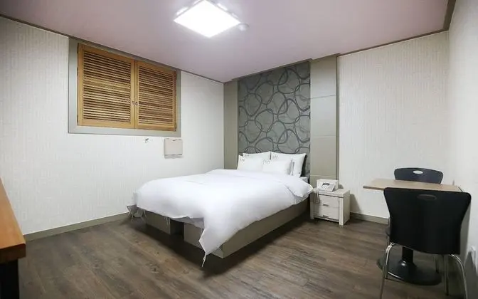 Oda (Standard Room (Bed + Netflix availabl)