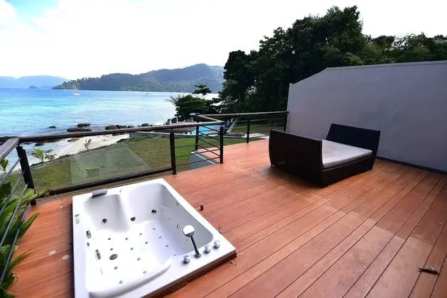 Jacuzzi Beach Villa