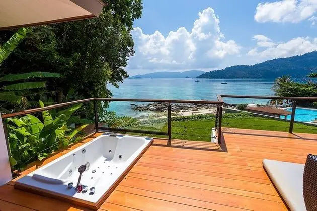 Jacuzzi Beach Villa