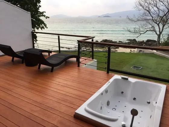 Jacuzzi Beach Villa
