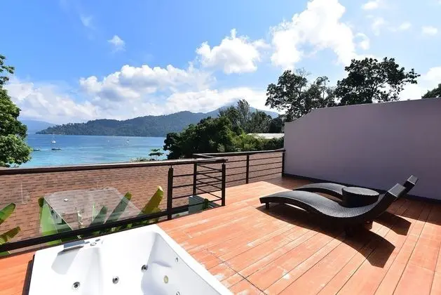 Jacuzzi Ocean View Suite