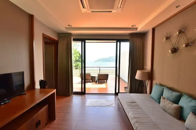 Jacuzzi Ocean View Suite