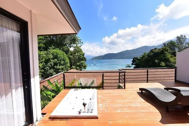Jacuzzi Ocean View Suite