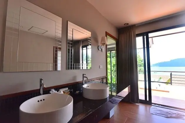 Jacuzzi Ocean View Suite