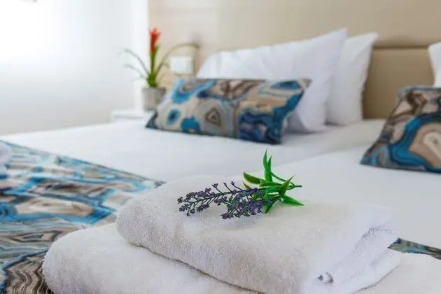 https://i.travelapi.com/lodging/3000000/2140000/2137800/2137778/2ed5530b_z.jpg