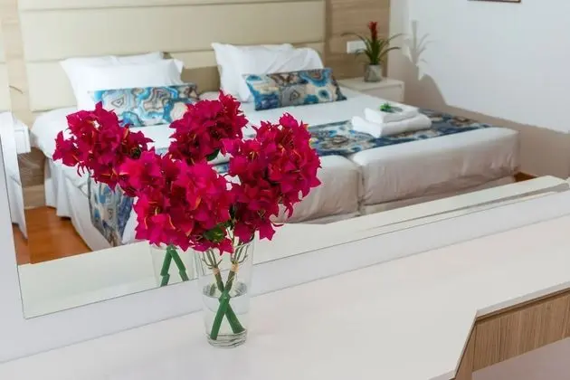 https://i.travelapi.com/lodging/3000000/2140000/2137800/2137778/7072b462_z.jpg