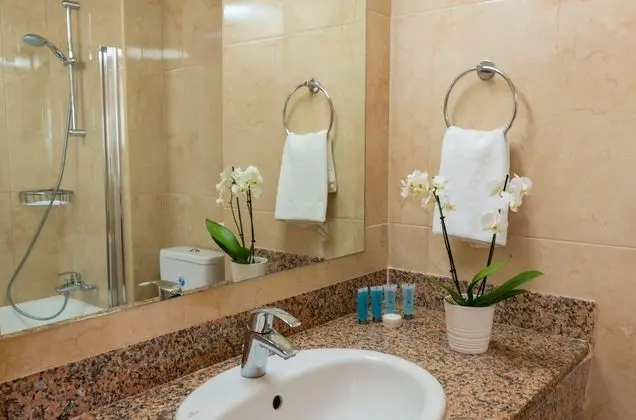 https://i.travelapi.com/lodging/3000000/2140000/2137800/2137778/8d9a71a7_z.jpg