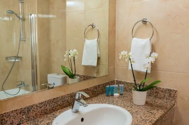 https://i.travelapi.com/lodging/3000000/2140000/2137800/2137778/8d9a71a7_z.jpg
