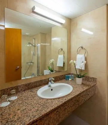 https://i.travelapi.com/lodging/3000000/2140000/2137800/2137778/a8313c8b_z.jpg