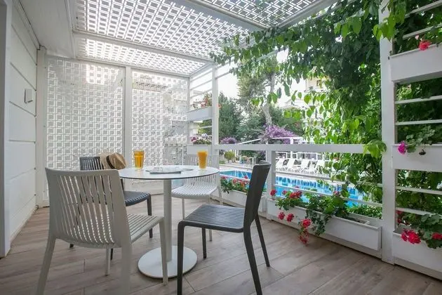 Havuz Kenarı Özel Verandalı Oda