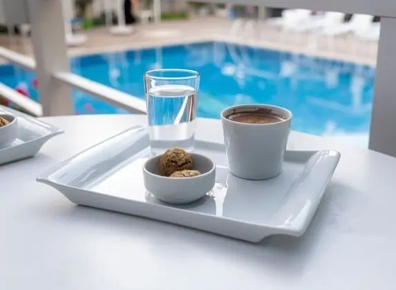 Havuz Kenarı Özel Verandalı Oda