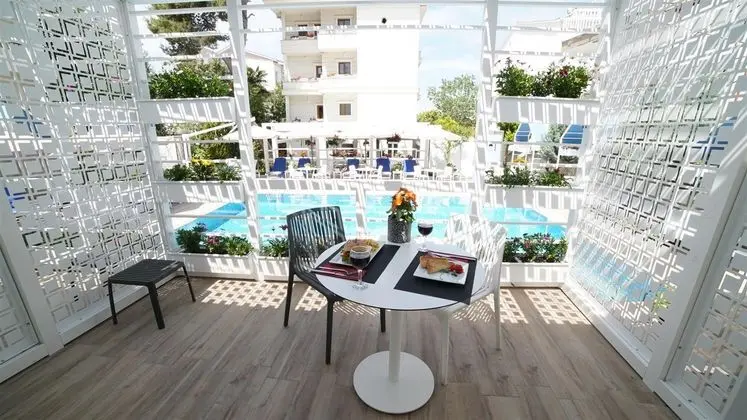 Havuz Kenarı Özel Verandalı Oda