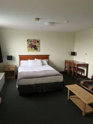 Basic Room, Queen Bed and Futon
