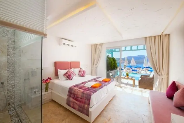 Havuz Bağlantılı Standart Oda, Deniz Manzaralı