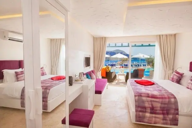 Havuz Bağlantılı Standart Oda, Deniz Manzaralı