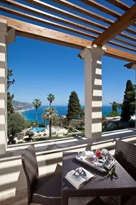 Odada yemek servisi