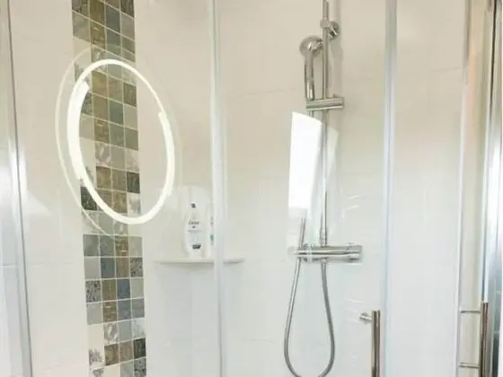 Luxury Tek Büyük Yataklı Oda, Banyolu/Duşlu, Bahçe Manzaralı (Maggies Room)