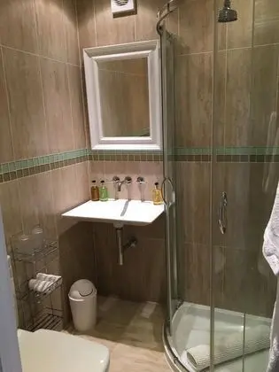 Tek Büyük Yataklı Oda, Banyolu/Duşlu (Kingsize (The Red Room))