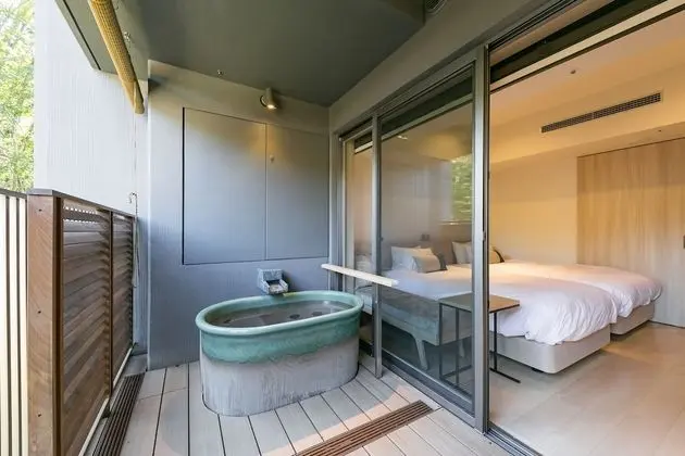 Standard Oda (Lakeside, Open-Air Bath)