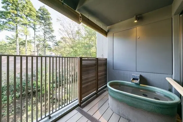 Standard Oda (Lakeside, Open-Air Bath)