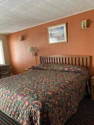 1 King Bed Suite with Lake View And Garden View