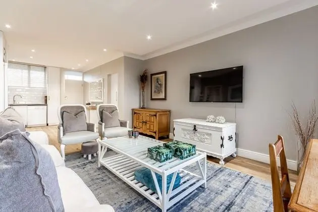 Deluxe Holiday Apartment (1)