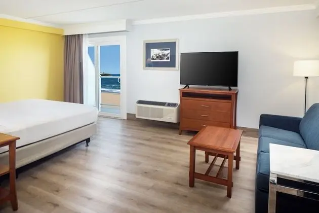 Ocean Front, 1 King Bed, Balcony