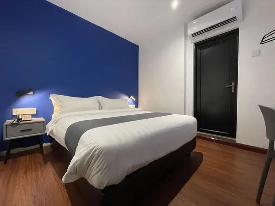 b. Standard Queen Room