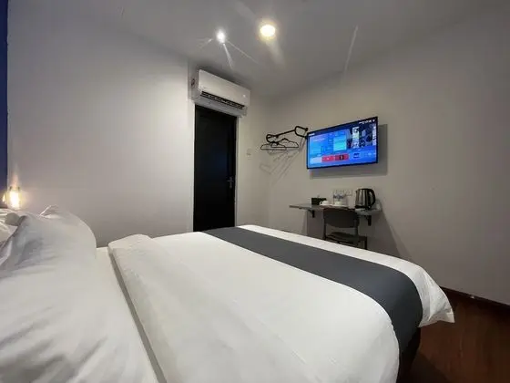 b. Standard Queen Room