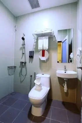 b. Standard Queen Room