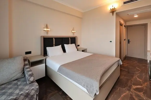 Teraslı Deniz Manzaralı Oda