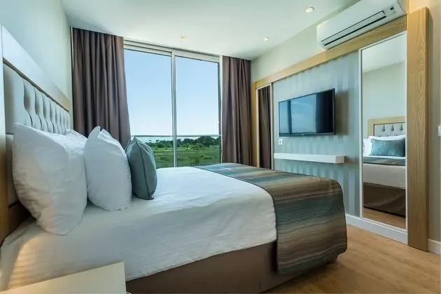 https://imagessl.etstur.com/files/images/hotelImages/TR/51524/l/Aska-Lara-Resort---Spa-Oda-242469.jpg