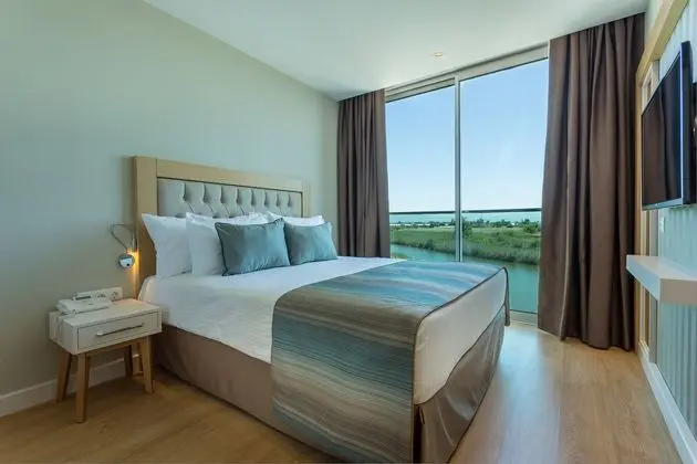https://imagessl.etstur.com/files/images/hotelImages/TR/51524/l/Aska-Lara-Resort---Spa-Oda-242478.jpg