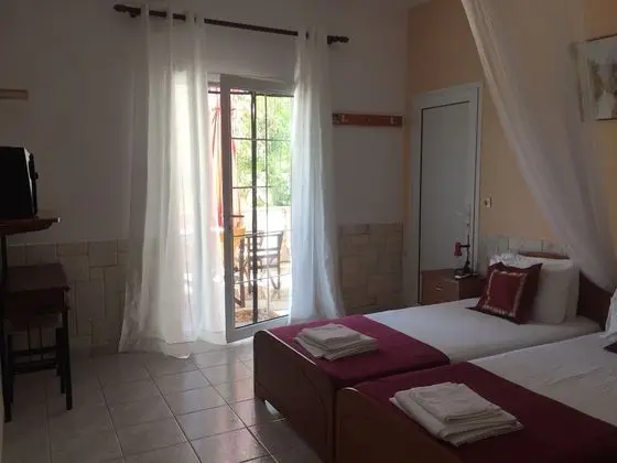 Design Süit, 2 Yatak Odası, Havuz Manzaralı, Denize Sıfır