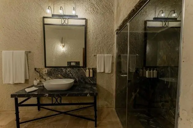 Cave Room, Jakuzili