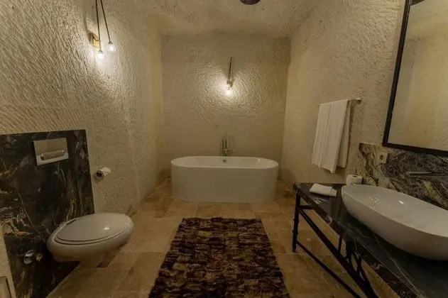 Cave Room, Jakuzili