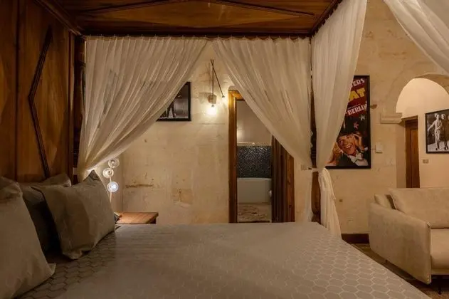 Stone Suite, Jakuzili
