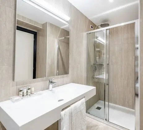 Standard Tek Büyük Yataklı Oda, Kısmi Göl Manzaralı