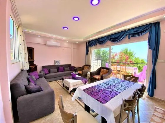 Aile Odası, Havuz Manzaralı