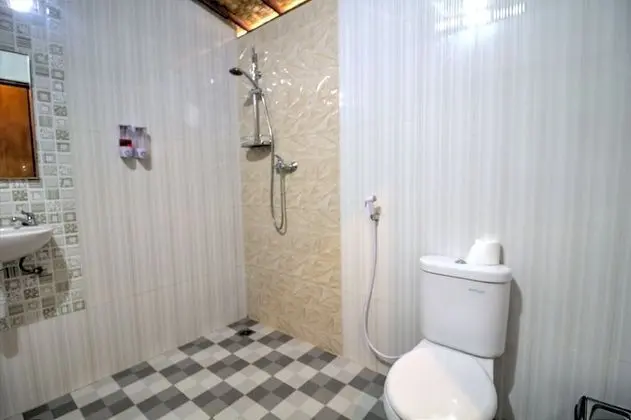 Deluxe Tek Büyük Yataklı Oda, Havuz Manzaralı