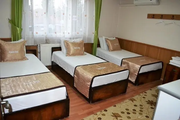 Triple, Bahçe Manzaralı