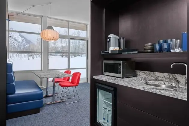 Oda, 1 En Büyük (King) Boy Yatak ve Çekyat, Engellilere Uygun (Deluxe One Bedroom Suite Accessible)