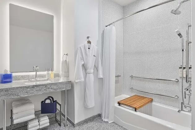 Oda, 1 En Büyük (King) Boy Yatak ve Çekyat, Engellilere Uygun (Deluxe One Bedroom Suite Accessible)