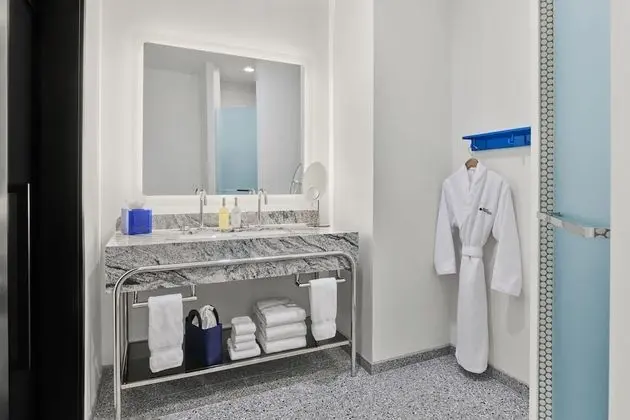 Süit, 1 En Büyük (King) Boy Yatak ve Çekyat (Deluxe One Bedroom Corner Suite)