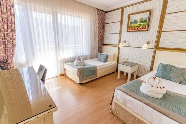 Deluxe Oda, Göl veya Bahçe Manzaralı, Balkonlu