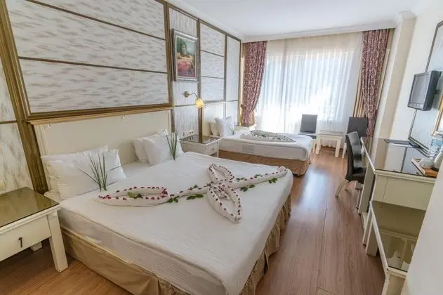 Deluxe Oda, Göl veya Bahçe Manzaralı, Balkonlu