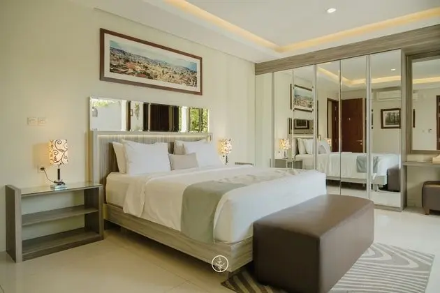 5 bedrooms villa pool