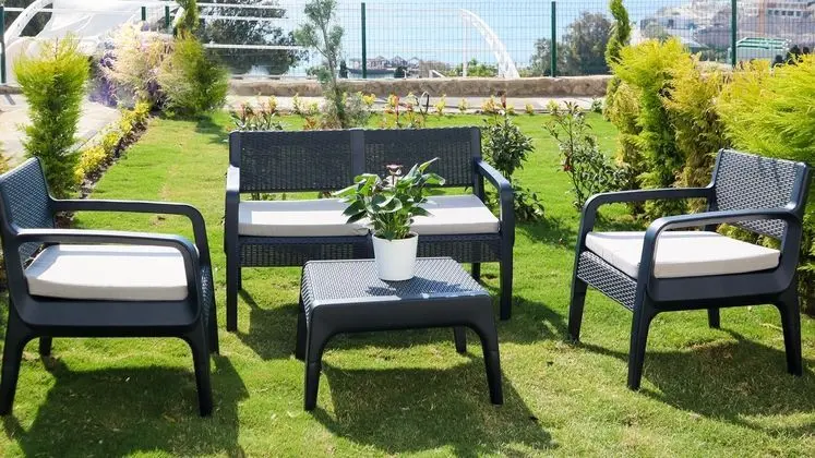 Deniz Manzaralı Bahçe Aile Odası