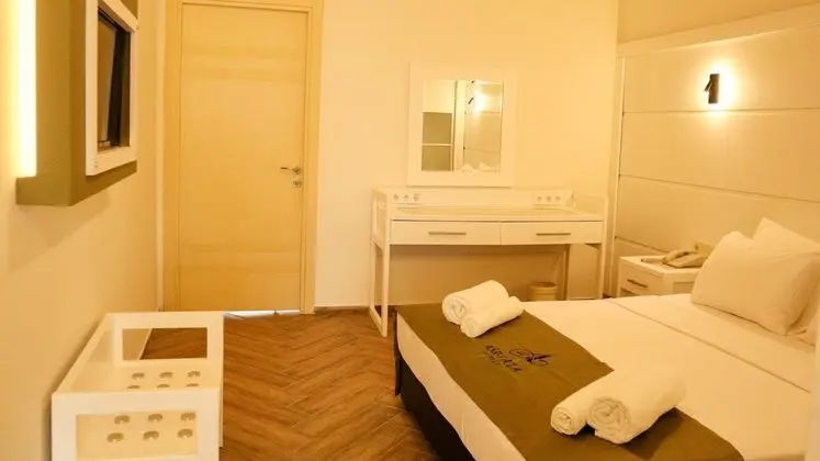 Deniz Manzaralı Bahçe Aile Odası