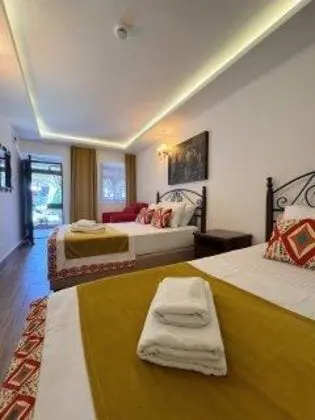 Aile Odası, Bahçe Manzaralı